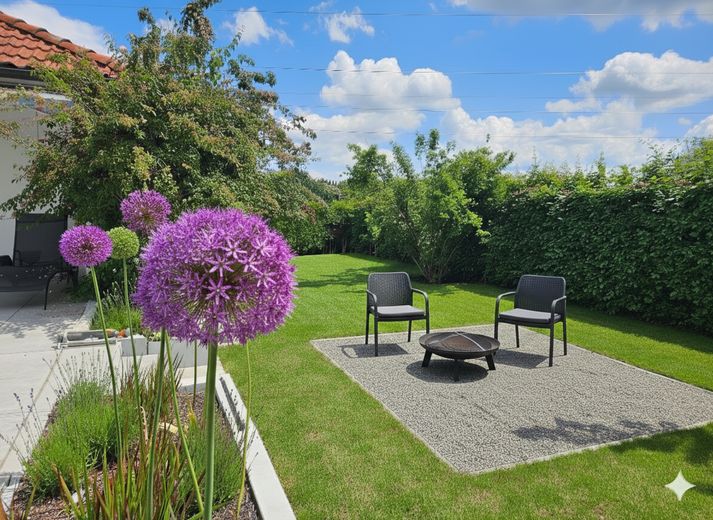 Ökologisch und modern wohnen im Landhausstil – Blick in den Garten