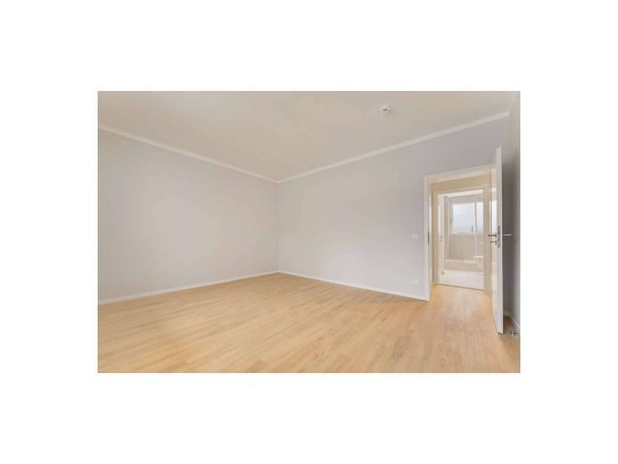 Idyllisch wohnen im begehrten Zehlendorf: Charmante 2-Zimmer-Wohnung mit Balkon – Ansicht II: Wohnzimmer
