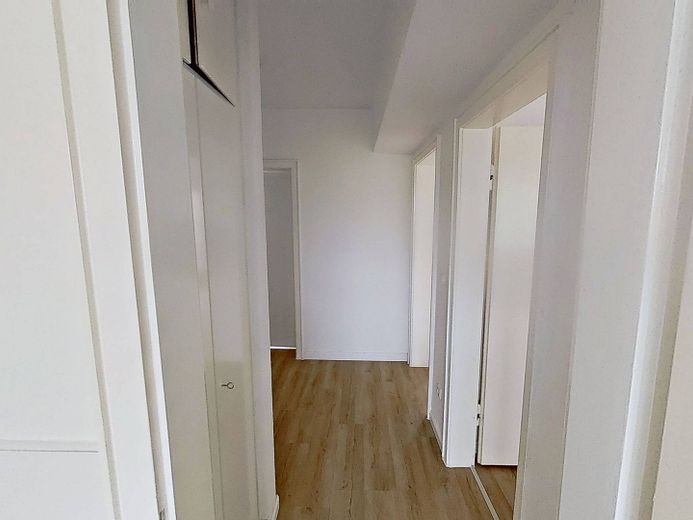 Großzügiges Wohnen: Helle 4-Zi.-Wohnung mit Balkon – Ansicht II: Flur