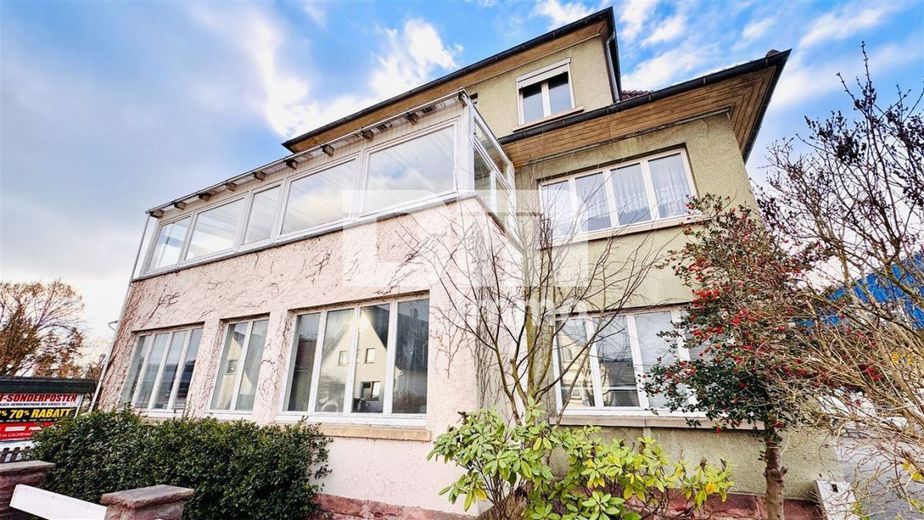 Villenartiges 1-3 Familienhaus mit viel Platz für die große Familie und viele weitere Möglichkeiten – Frontansicht Titel