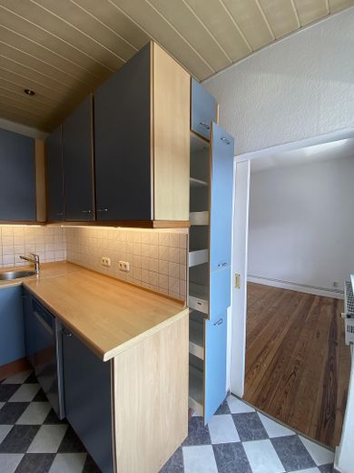 Sofortbezug! Helle 5-Zimmer-Altbauwohnung m. Balkon über den Dächern von Kiel zu kaufen. – Küche und Schlafzimmer 3