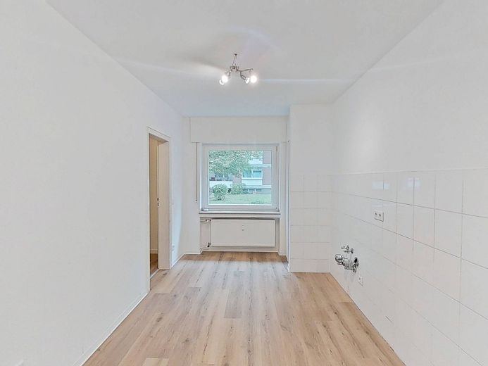 Komfortabel ausgestattete 3-Zi.-Whg. mit BALKON und Wannenbad – Ansicht I: Küche
