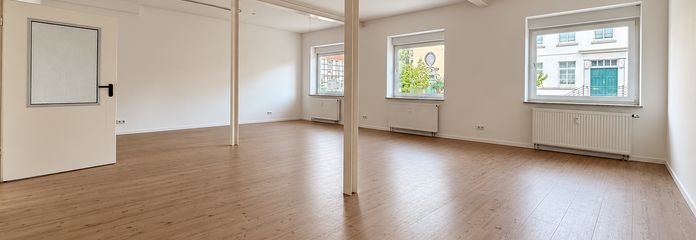 Modernes, frisch saniertes Loft in Elze mit hohen Decken und großzügigem Wohnraum – Hohe Decken, große Fenster