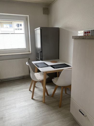 Küche mit Sitzecke & Kühlschra