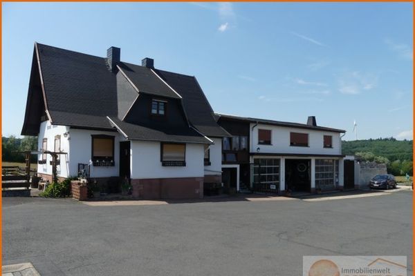 1 Fam.-Wohnhaus, separater Wohnung und Fahrzeughalle, sowie mehreren Bauplätzen in SLÜ-Wallroth
