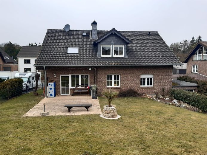 Gepflegtes Zweifamilienhaus mit freier Dachgeschosswohnung, großem Südgarten und Garage – Foto 3
