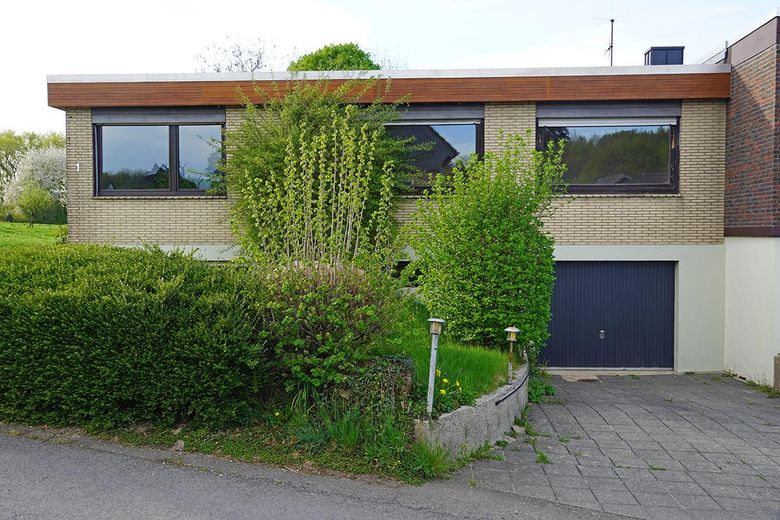 Doppelbungalow mit viel Land und Stallung – Hausansicht von der Straße
