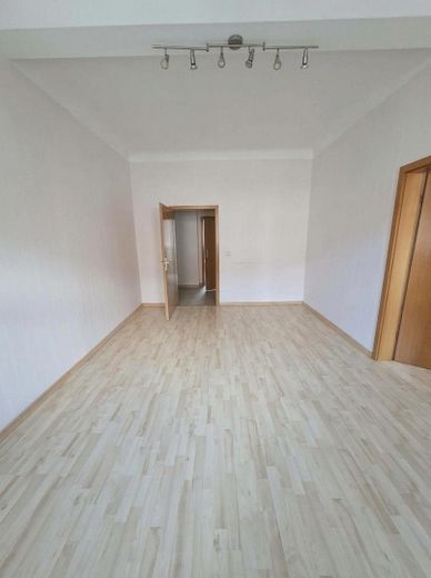 شقة من 3 غرف تشمل مطبخًا مجهزًا / 790 يورو شامل التدفئة – Wohnzimmer