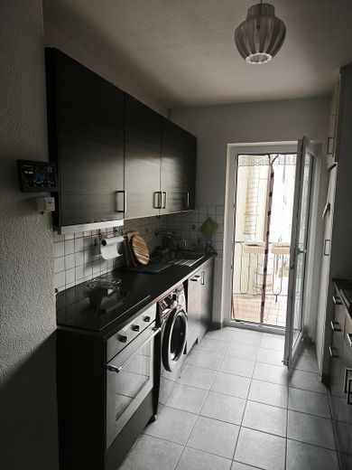 Zentrum Neu-Ulm: Klimatisierte 3-Zimmer-Wohnung mit 2 Balkonen (74 m²) Provisionsfrei! – Küche 1