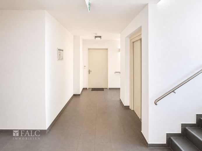 Barrierefrei wohnen mit Sicherheit - Moderne 2 Zimmerwohnung mit Aufzug, Balkon und Pflegeangebot – Ausblick auf den Flur von der Wohnungstür