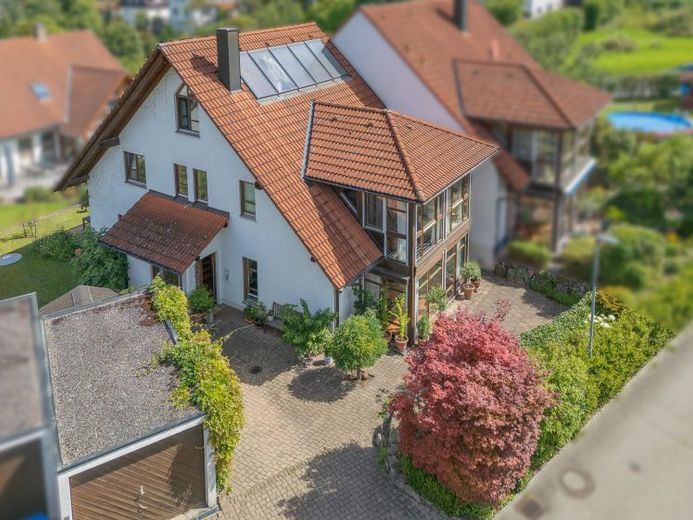 Sehr beliebte Wohnlage!
Familien-Doppelhaushälfte in Schramberg auf dem Schlangenbühl. – Foto 1