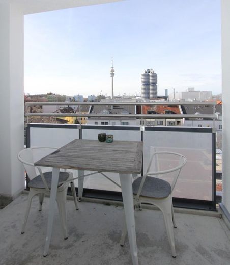 Luxus über den Dächern von München: stylisch möblierte 2-Zi-Whg. – Balkon