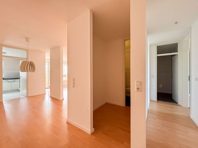 Direkt einziehen und wohlfühlen: helle 3-Zimmer-Wohnung mit Südbalkon und Tiefgarage, WI Nordenstadt – Eingangsbereich