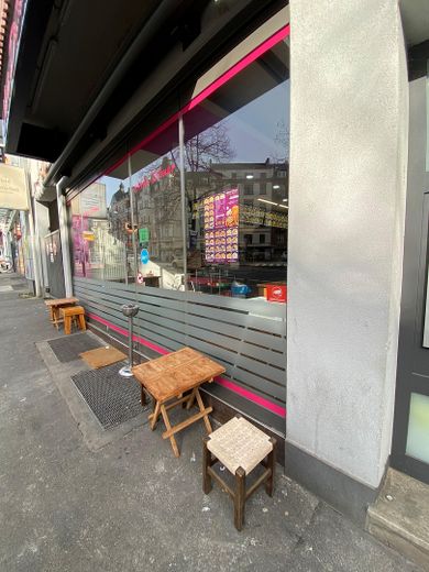 Wohn- und Geschäftshaus - Anlageobjekt mit signifikantem Potential – Schnellimbiss - Vorplatz