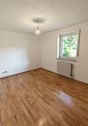 Provisionsfreie 3,5-Zimmer-Terrassenwohnung mit Einbauküche & Ausblick ins Grüne | Muggendorf – Schlafzimmer 1