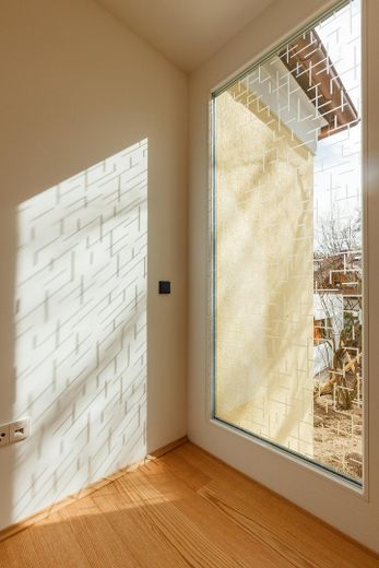 Helle ruhige Wohnung im Park mit großem Süd-West-Nord-Balkon – Vogelschutz und Design
