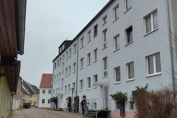 renovated 3-room / kitchen / hallway / bathroom in Bad Sülze in the building there are two apartments available!