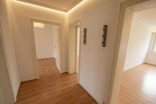 Appartement exclusif de 3 pièces au dernier étage avec cuisine intégrée à Wiesbaden
