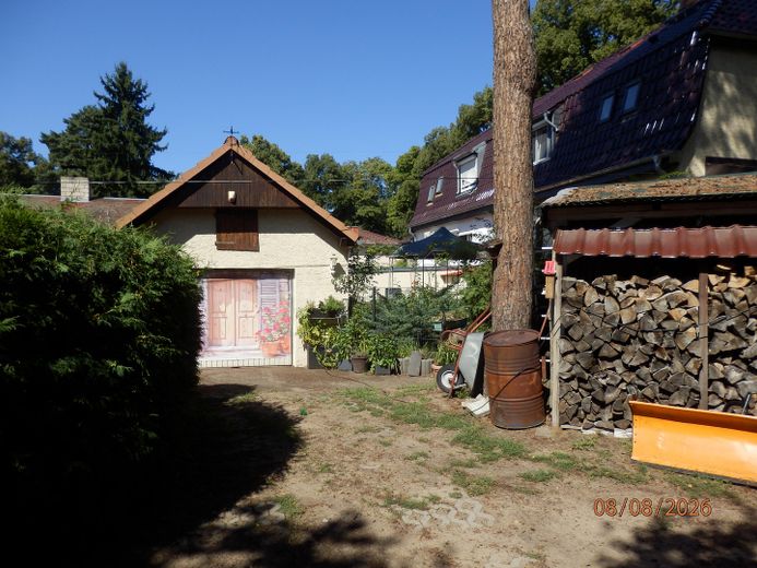 modernisierte Doppelhaushelfte mit zwei Wohnungen auf 403,50 qm Grundstück mit Garage – Zufahrt zur Garage+ Carport