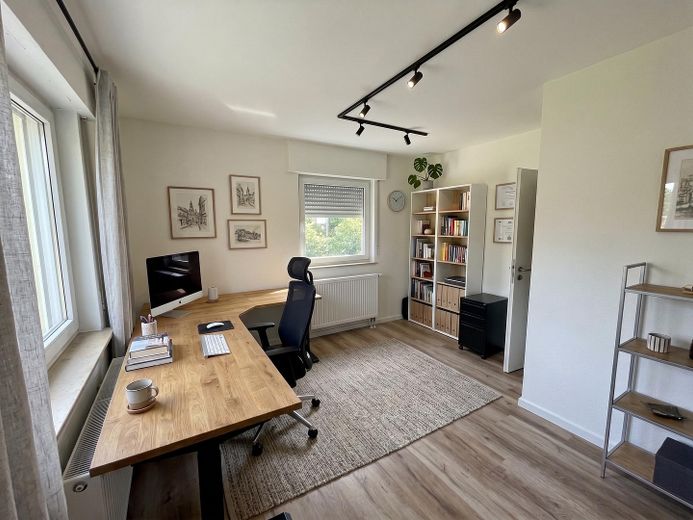 Eerste bewoning na grondige renovatie: lichte 3-kamerwoning met inbouwkeuken, balkon & garage – Variante Arbeitszimmer (KI)