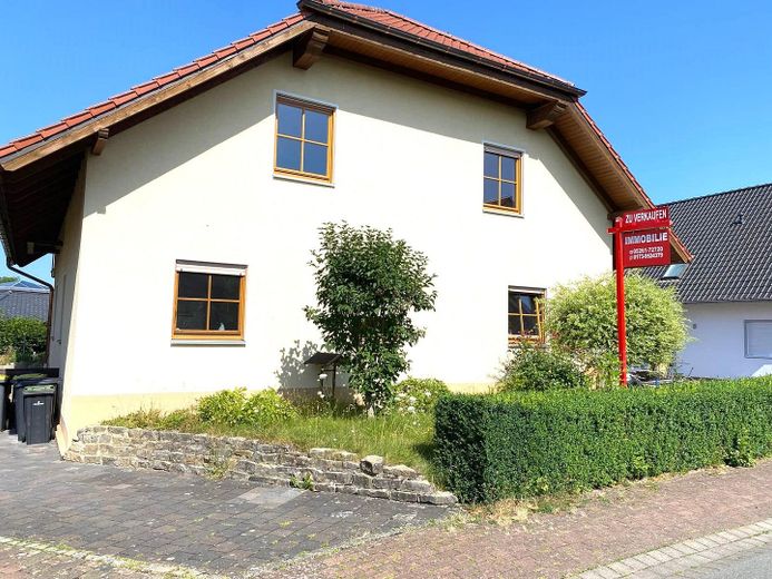 Freistehendes Einfamilienhaus mit Einliegerwohnung und Garage in ruhiger Lage (Sackgasse) von Brakel – Strassenansicht