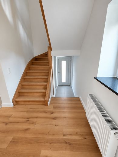 Entrate e sentitevi a casa: villetta a schiera modernizzata con finiture di pregio, giardino, terrazza e 2 garage – Eingangsbereich EG