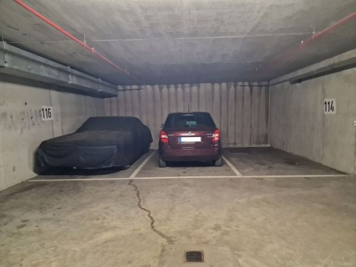 5,5 Tiefgaragenplätze (kein DUPLEX) nähe Harras zu verkaufen – Foto 1