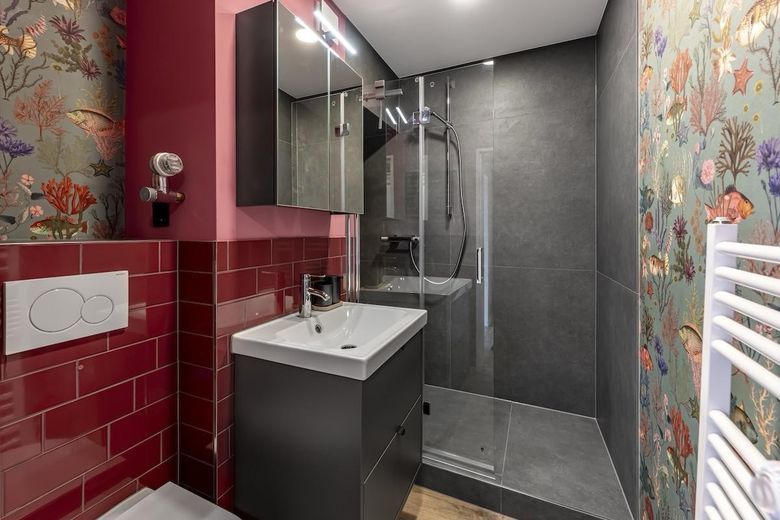 2-Zimmer-Wohnung, v(t)oll möbliert, Pauschalmiete, Düsseldorf Unterbilk – Duschbad