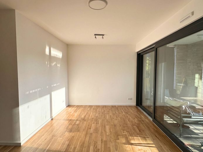 ** Hochwertige 3-Zi.-Erdgeschosswohnung mit EBK, 2 Tageslichtbädern, Terrasse und Gartenanteil ** – Ansicht I: Wohn-und Essbereic…