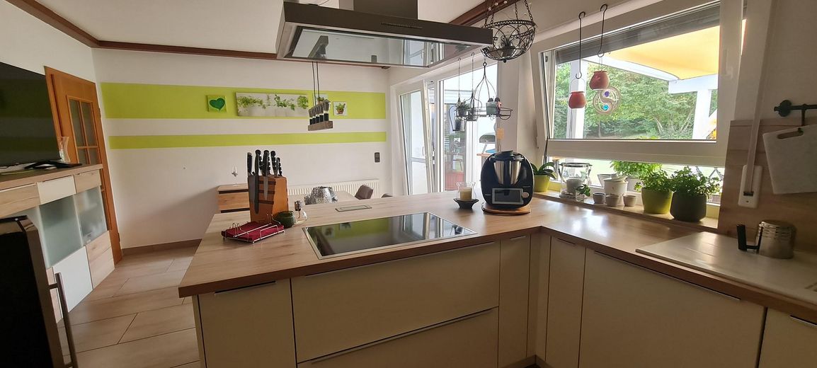 Provisionsfreies Einfamilienhaus in Wittislingen: 2.190m² Traumgrund, Außenpool, Whirlpool & Sauna – Kücheninsel