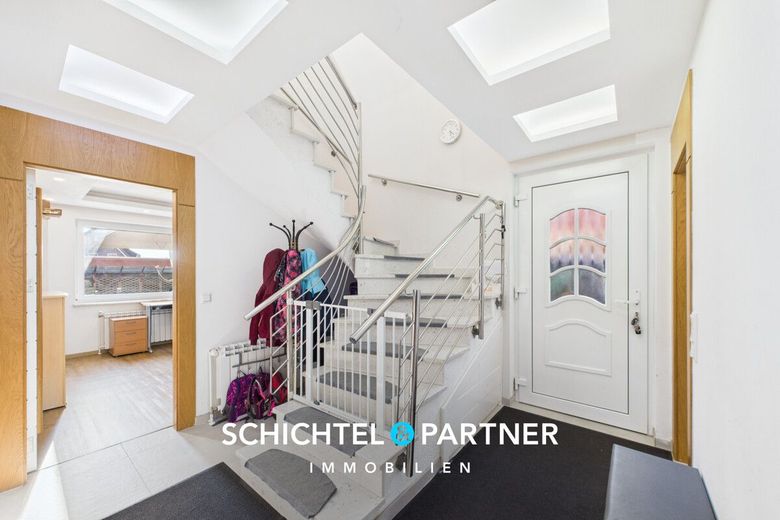 Surheide | Schickes Einfamilienhaus mit Terrasse, Garage und großem Garten – S&amp;P | Eingangsbereich