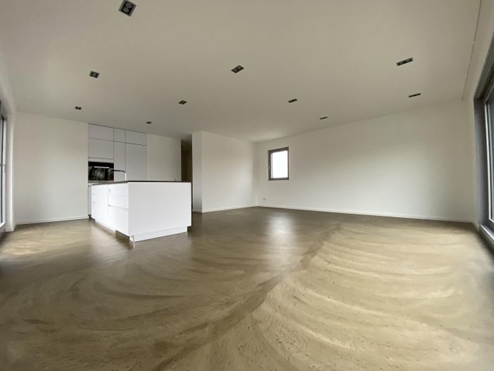 Lussuoso attico con ampia terrazza – Wohnraum / Küche