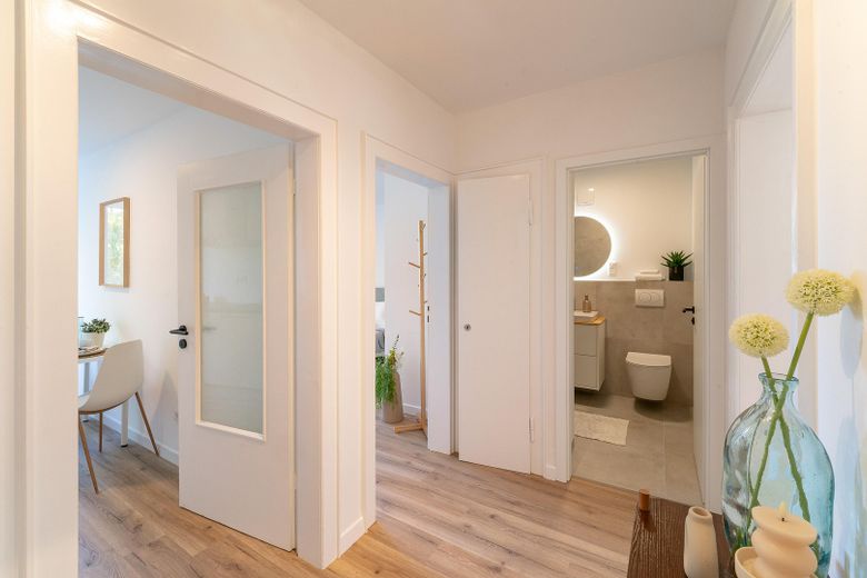 ***ERSTBEZUG NACH MODERNISIERUNG – STILVOLLE 3-ZI.-WOHNUNG MIT TAGESLICHTBAD IN DU-NEUDORF*** – FLUR