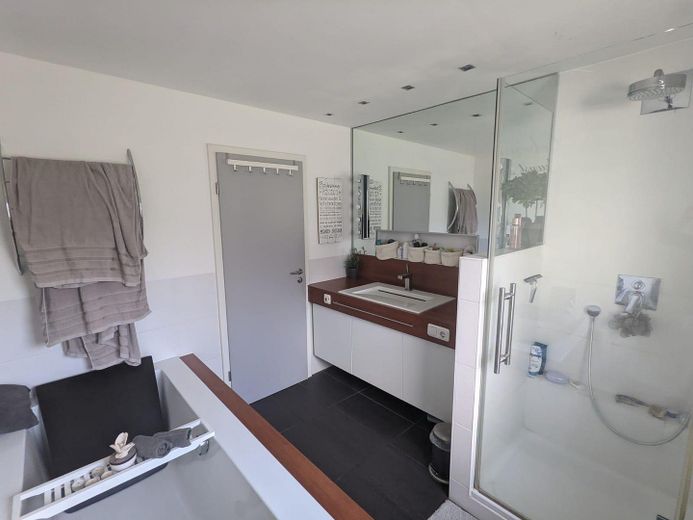 Bad mit Dusche und Wanne