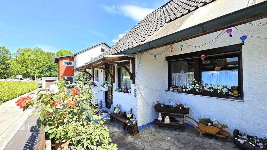 Charmantes Einfamilienhaus mit großzügigem Grundstück – Außenansicht