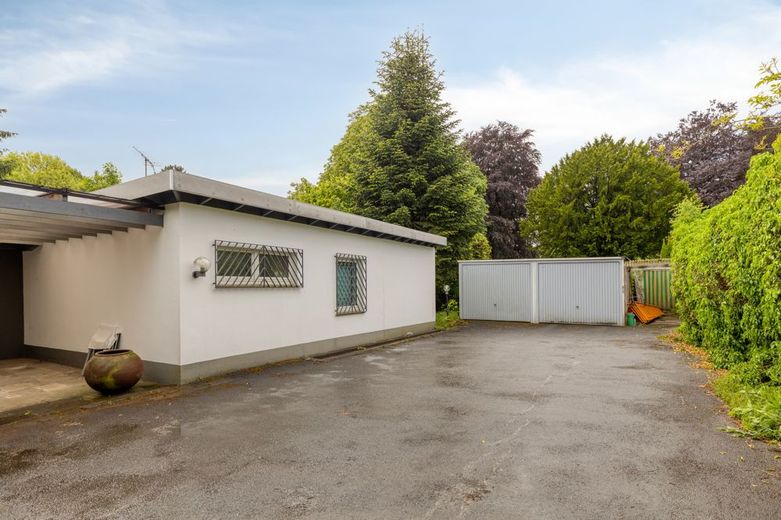***** Haus sucht glücklichen Bewohner, Großzügiges Domizil mit vielen Extras ***** – Einfahrt
