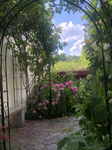 Ein-/Zweifamilien Stadthaus am Weinberg kernsaniert, vielseitig nutzbar, freistehend – Garten