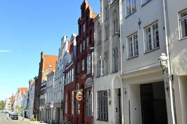 SZCZYT SCHODKOWY – ZESPÓŁ Z HISTORIĄ I DOCHODEM