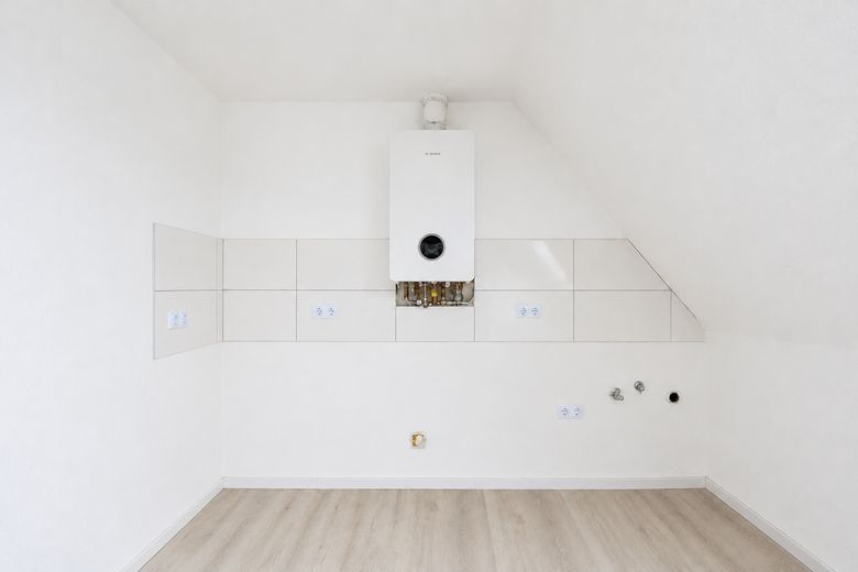 Apartamento dúplex renovado de 2 habitaciones con cocina, baño y plaza de aparcamiento en Lingenfeld – Küche