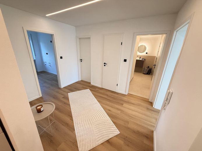 ERSTBEZUG - Vollständig sanierte 3-Zimmer-Wohnung mit Loggia und ca. 4 % Mietrendite in Nbg-Zabo – Flur