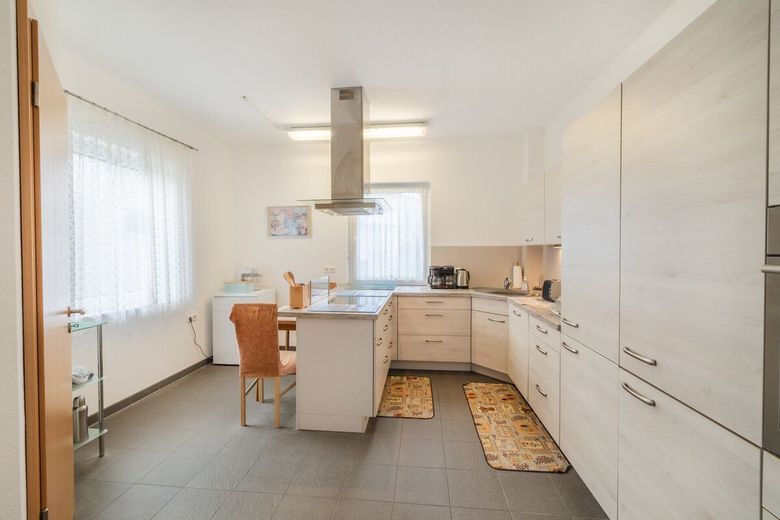 Ein Zuhause, das mitdenkt: modern, effizient und familienfreundlich! Familienhaus mit viel Platz! – Küche im EG
