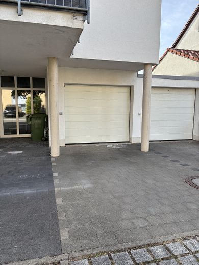 Hoogwaardig gemoderniseerd 3-kamerappartement op de bovenste verdieping met balkon, garage & parkeerplaats – Garage mit PIN-Code-Tor 