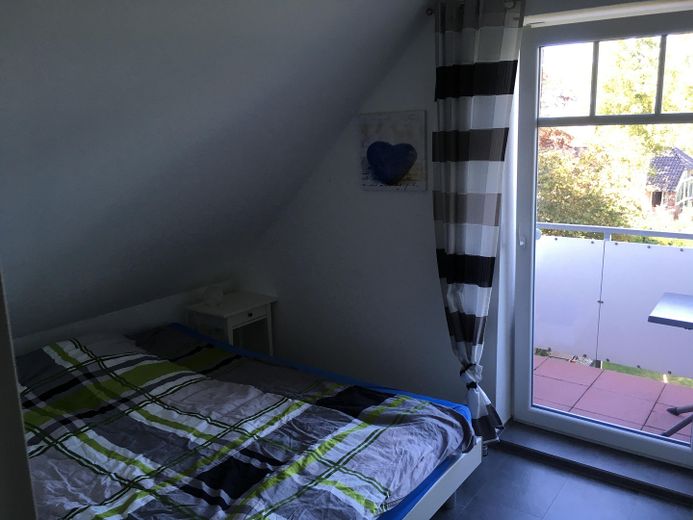 Nowoczesne mieszkanie z przestronną loggią, balkonem i poddaszem w najlepszej lokalizacji w Hooksiel – Schlafzimmer mit Balkon