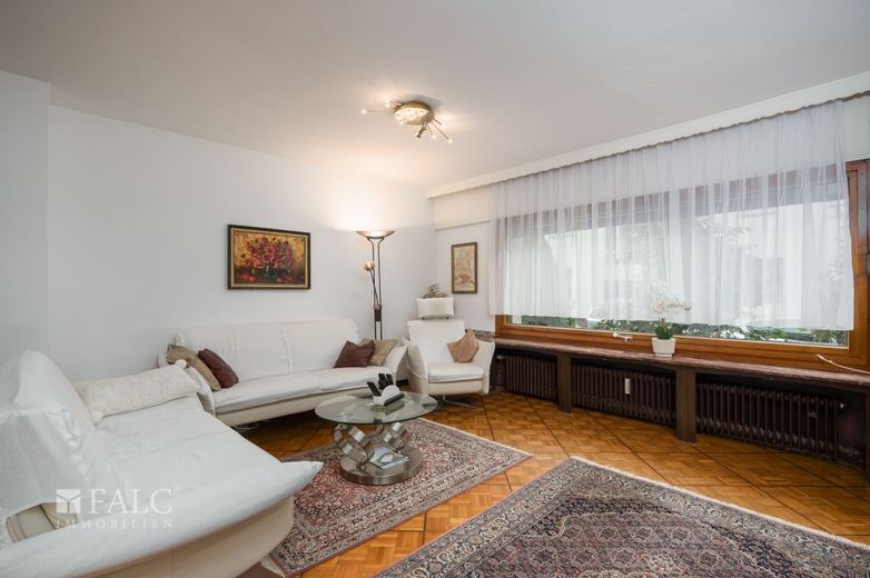 Ihr Traum wird wahr: Freistehendes Ein- bis Zweifamilienhaus mit Garten, Garage und viel Platz – Wohnzimmer