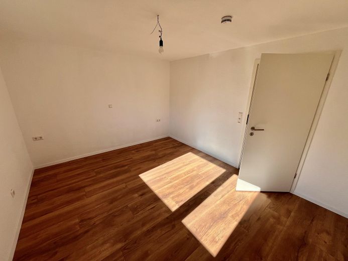 Rénovée en profondeur et prête à emménager : appartement moderne de 3 pièces en rez-de-chaussée à Hechingen | 61,5 m² – Schlafzimmer