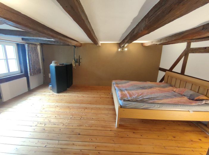 Sin intermediarios: finca con entramado de madera de alrededor de 1720 – aprox. 1.030 m² de superficie habitable/útil, salón, taller, edificio anexo – Schlafzimmer, Lehm-Wandheizung