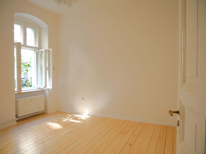 Provisionsfrei - gepflegte, helle Altbauwohnung in Nord-Neukölln – Wohnzimmer