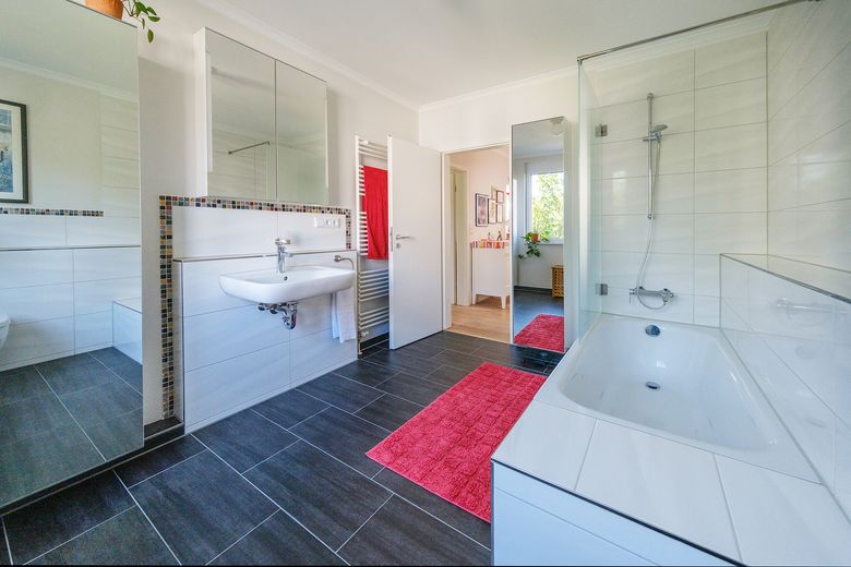 Oberneuland: Like-new end-of-terrace house with green views, roof terrace – commission-free – Tageslichtbad im Obergeschoss