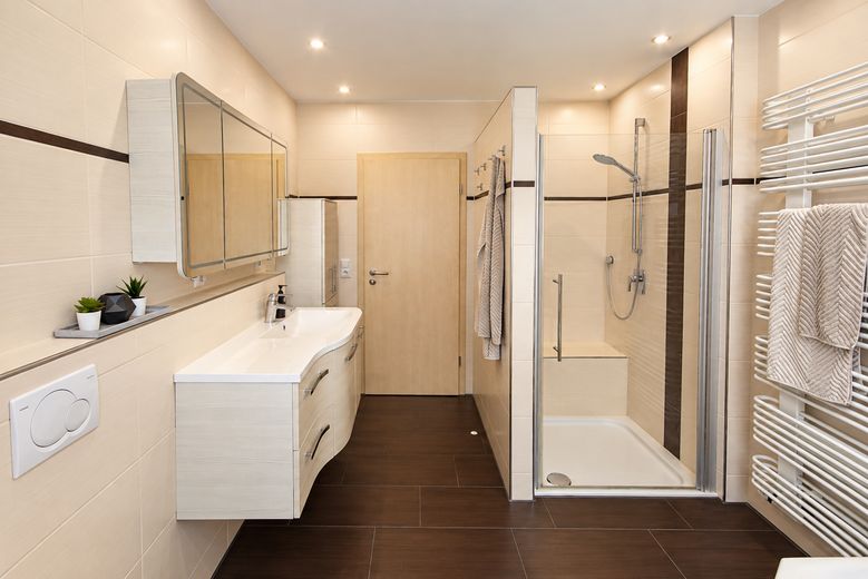 Vivir completamente amueblado con 190 m² de jardín privado y 117 m² de superficie habitable – Badezimmer