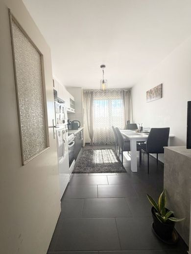 Bezugsfreie 2 ZKB mit Balkon in verkehrsgünstiger Lage | Großteils modernisiert | Fernwärme Heizung – Küche